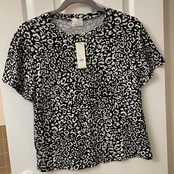 NWT Francesca’s Arica leopard print t shirt blouse - Picture 2 of 4